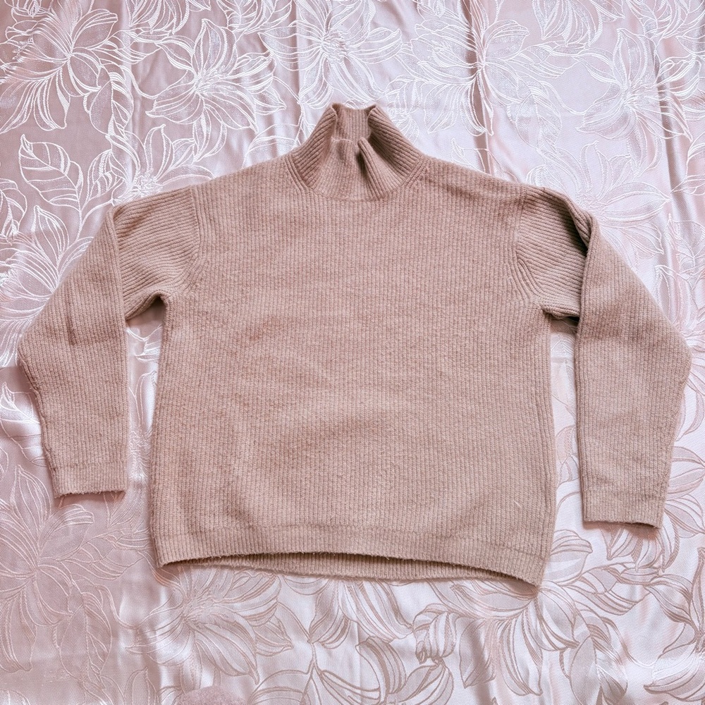 Uniqlo Women's Light Green Mock Turtleneck Sweater - Small